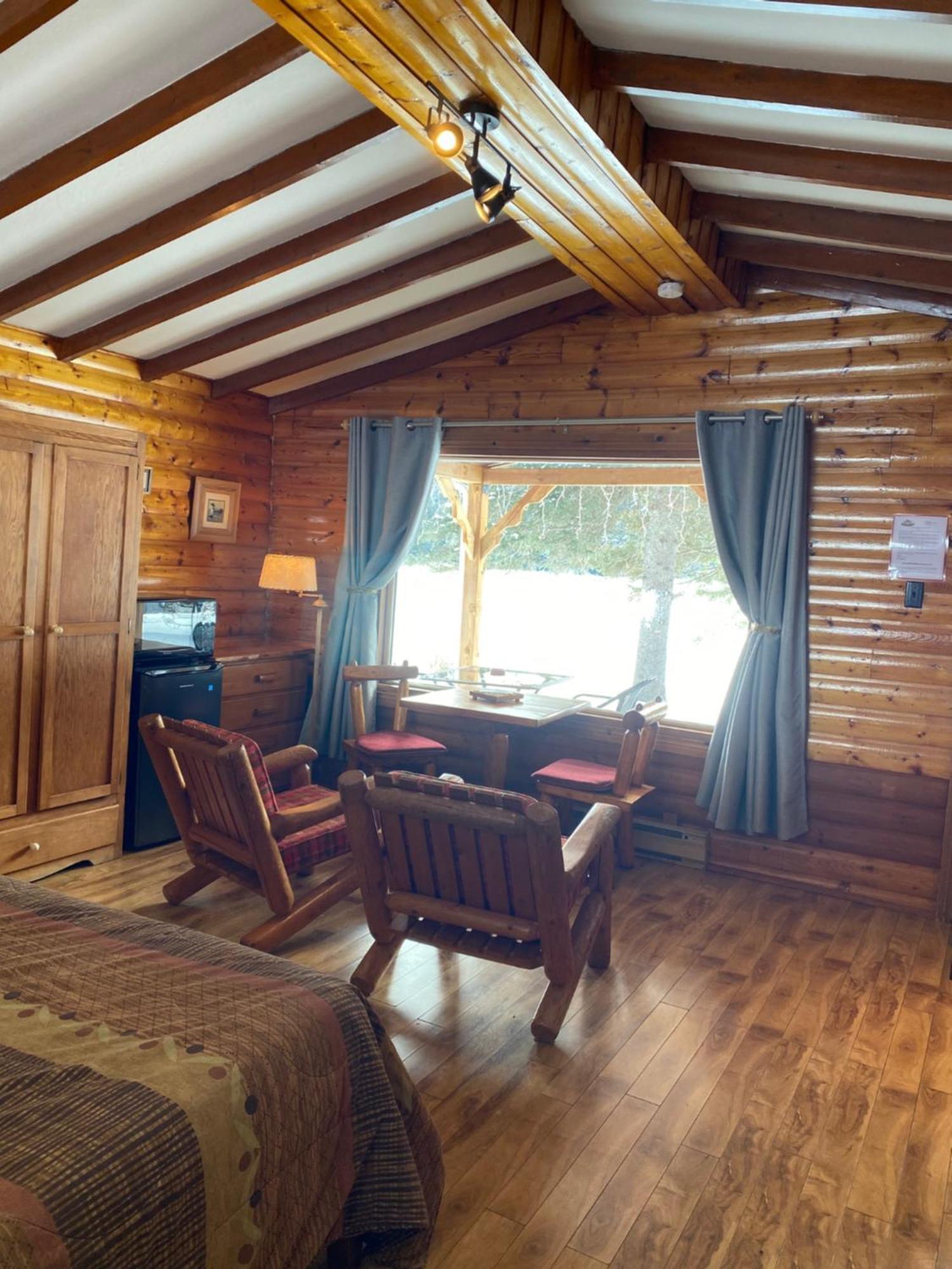 Kan-A-Mouche Pourvoirie Auberge Et Chalets Saint-Michel Oda fotoğraf