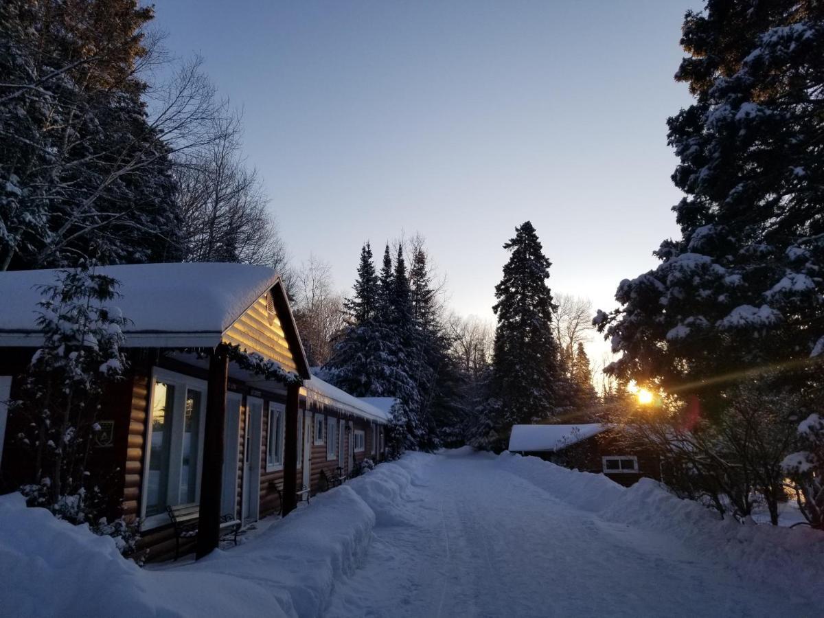 Kan-A-Mouche Pourvoirie Auberge Et Chalets Saint-Michel Dış mekan fotoğraf